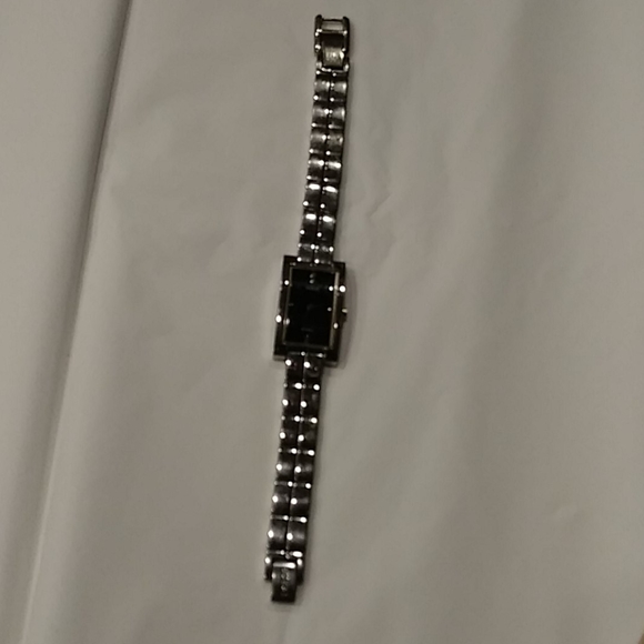 Guess ladies watch water resistant - Picture 2 of 6